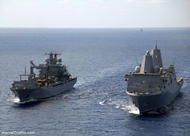 Στις Οινούσες πλοίο του ΝΑΤΟ